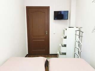 Хостел Астра на Басманной Москва Двухместный номер с двумя кроватями. Общая ванная комната-2