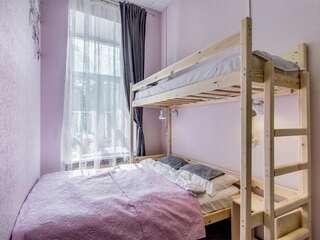 Хостел Астра на Басманной Москва Трёхместный номер с двуспальной кроватью, и двухъярусной кро-1